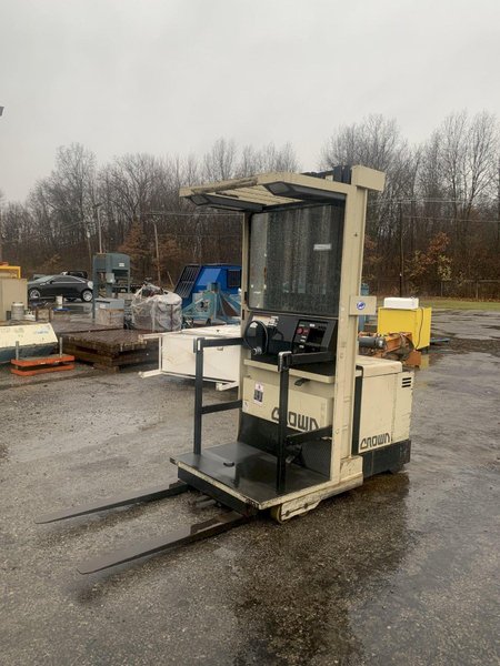 3000 LB CROWN ELECTRIC ORDER PICKER FORKLIFT: STOCK 14132