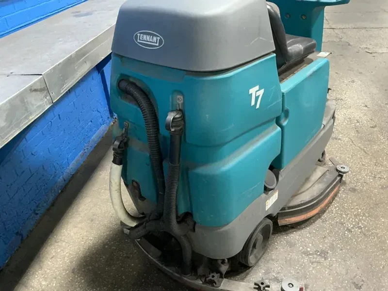 TENNANT 31 GALLONS FLOOR SCRUBBER   -  T7