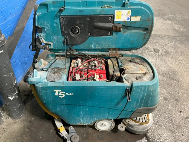 TENNANT WALK BEHIND FLOOR SCRUBBER  -  MODEL T5