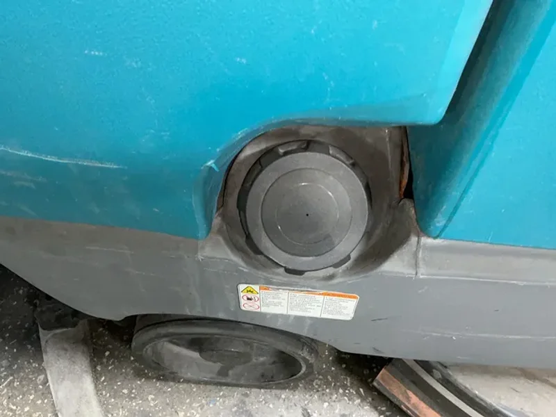 TENNANT 31 GALLONS FLOOR SCRUBBER   -  T7