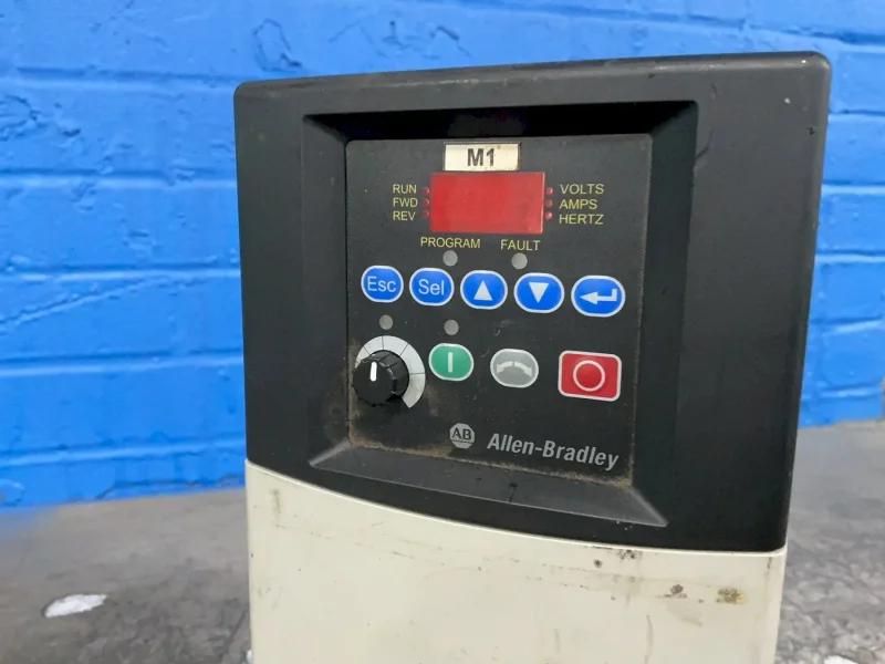 ALLEN BRADLEY 7.5 HP AC DRIVE  -  22B-E9P9N104