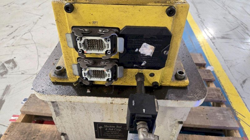 FANUC M-16IB/20 + R-J3IB ROBOT ARM AND CONTROL PANEL NO TEACH PENDANT USED