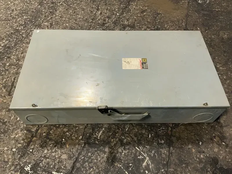 SQUARE D 400 A / 240 V GENERAL DUTY FUSIBLE SAFETY SWITCH  -  D325N