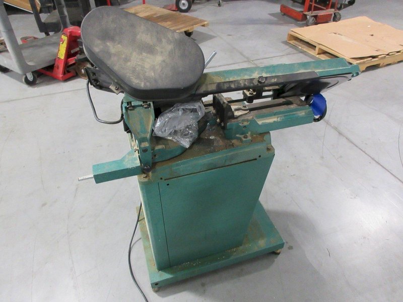 Grizzly G9742 - 5" x 6" 1/2 HP Metal-Cutting Bandsaw, Mitering 0 - 60 Deg- Auction Item
