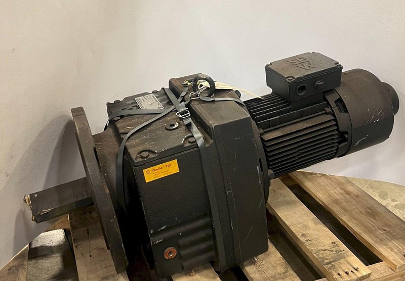 SEW EURODRIVE RF97 DV100M4/BMG/TF/XV2A GEARMOTOR USED