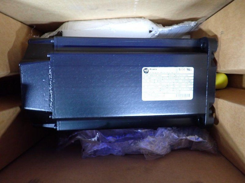 ALLEN-BRADLEY 4000 RPM SERVO MOTOR  -  MPL-B540K-MJ74AA