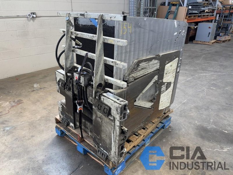 2,500 LB. CASCADE MODEL 25D-CCS-35AR1 HYDRAULIC CARTON CLAMP ATTACHMENT