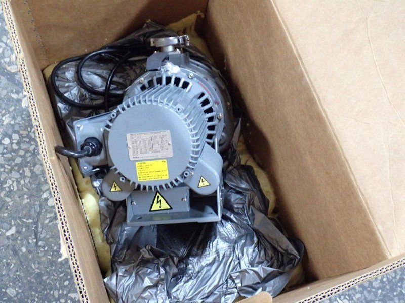 LEYBOLD .4 KW VACUUM PUMP  -  SC15D