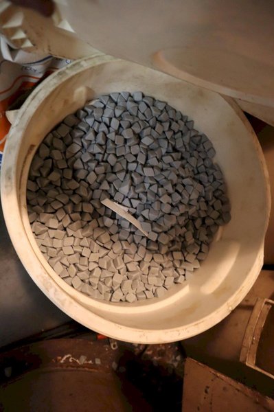 Rampe Finishing Bowl Vibratory Deburrer Finisher with Buckets of Extra Media- Auction Item