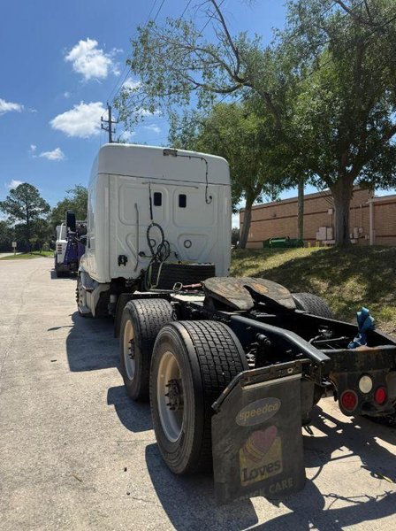 Freightliner Cascadia 125 Sleeper Truck, 2016 – Class 8 Semi, Detroit DD15, 72” Sleeper, Tandem Axle Road Tractor