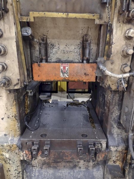 800 TON BLISS MODEL #26 KNUCKLE JOINT PRESS, 2.5" STROKE: STOCK #21707