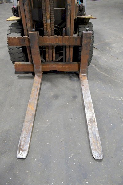 6,000 LB KOMATSU MODEL G30HTLP-12 LP GAS FORKLIFT: STOCK 24162