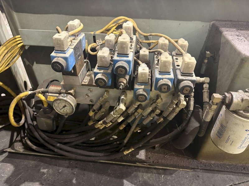 18" X 20" HYD-MECH MODEL V18 SERIES II VERTICAL BAND SAW: STOCK #24965