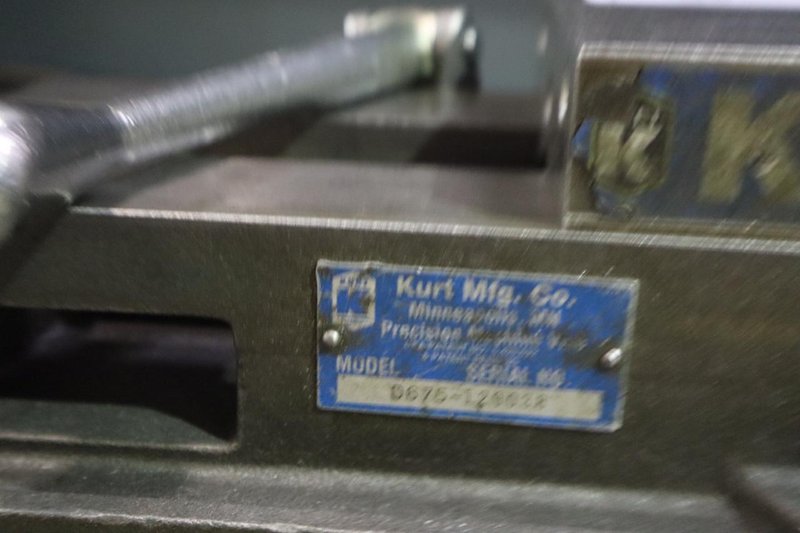 Kurt D675 6" Machine Vise, Swivel Base, Steel Jaws, Handle- Auction Item