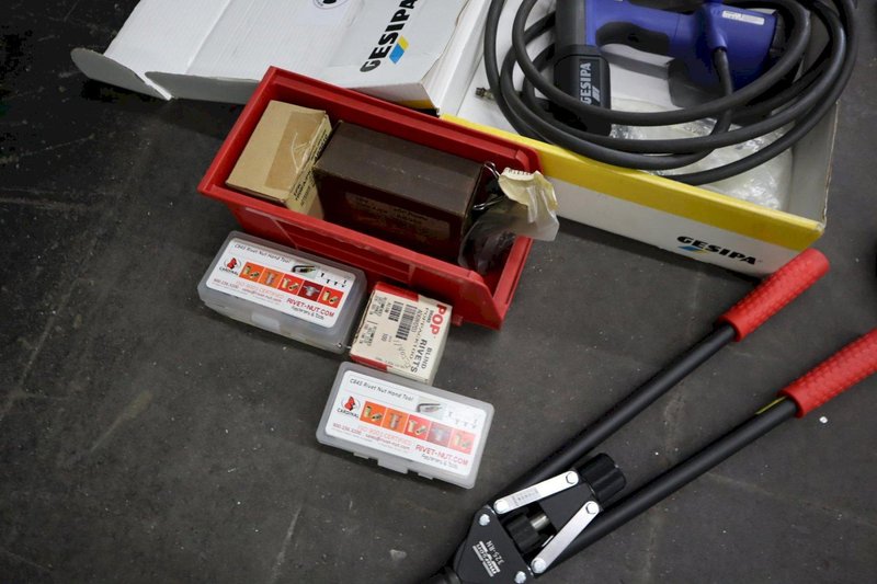 Gesipa Taurus 1 Pneumatic Speed Rivet Gun with Manual Riveters and Rivets- Auction Item