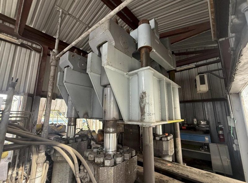 2000 TON HEAVY DUTY 4-POST HYDRAULIC PRESS. STOCK # 0543726