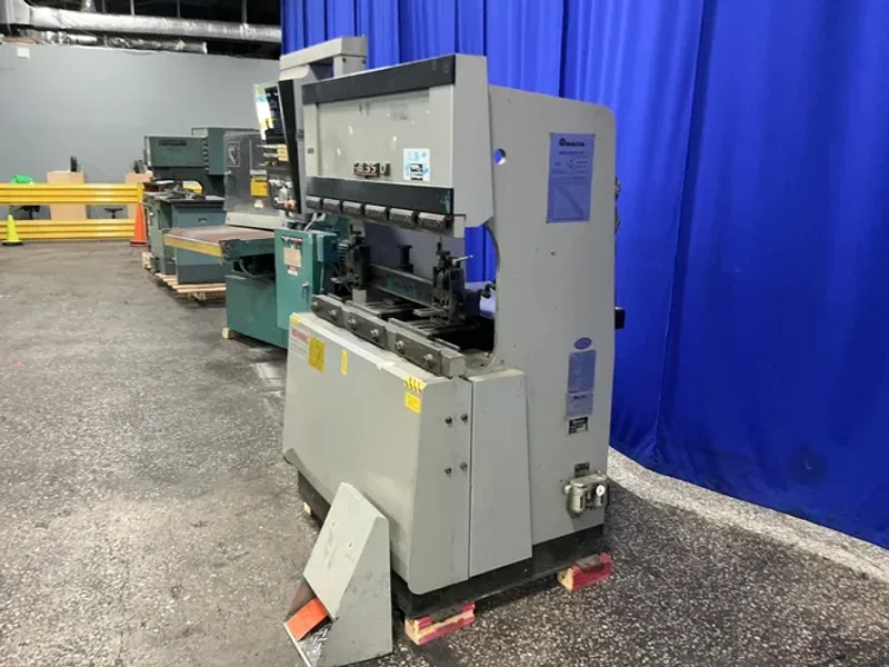 AMADA 35 TONS PRESS BRAKE  -  3512