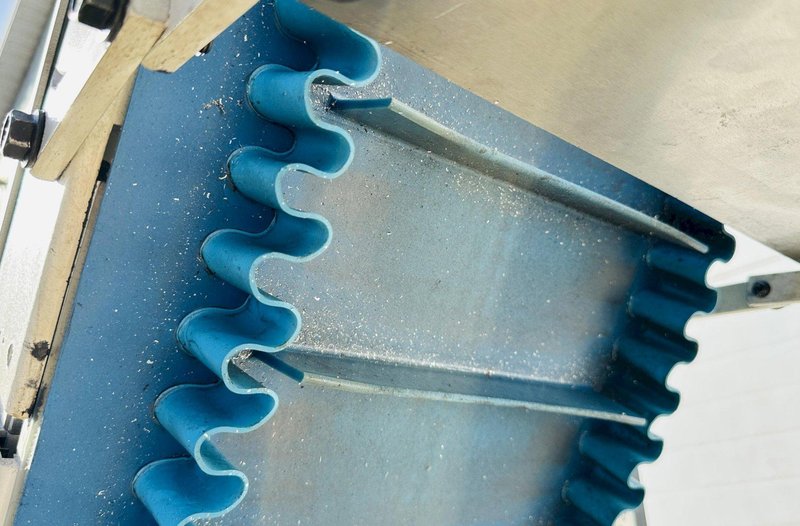 EMI Plastics Equipment  |  EAC12 - 48 - 40  |  12” x 48" Incline Belt Conveyor