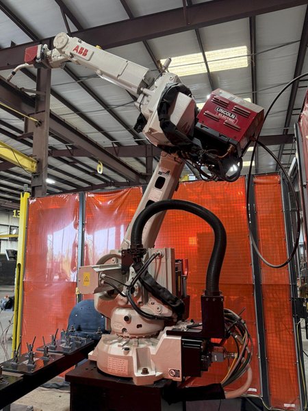 LINCOLN ELECTRIC ROBOT WELDING SYSTEM WITH ABB 6 AXIS ROBOT, 300 KG HEAD AND TAILSTOCK, LINCOLN R450 WELDING, 2021