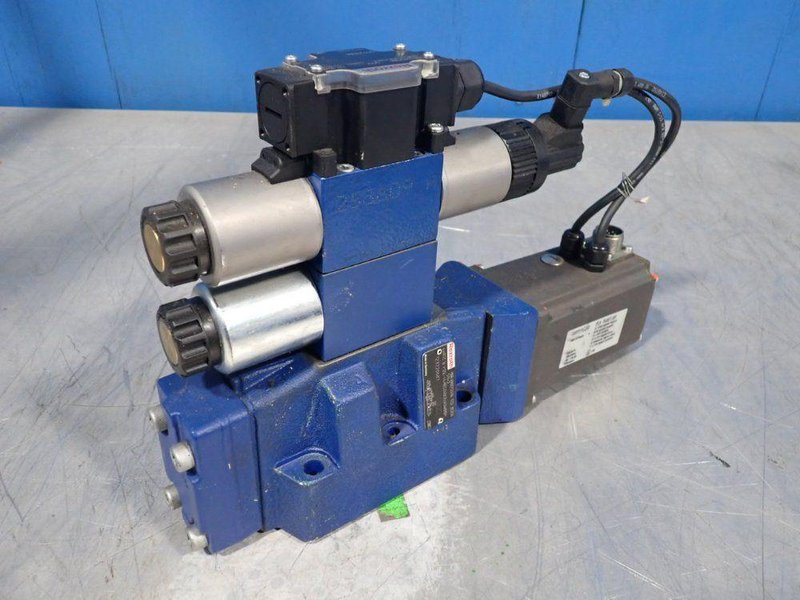 REXROTH DRECTIONAL HYDRAULIC VALVE   -  R900757494