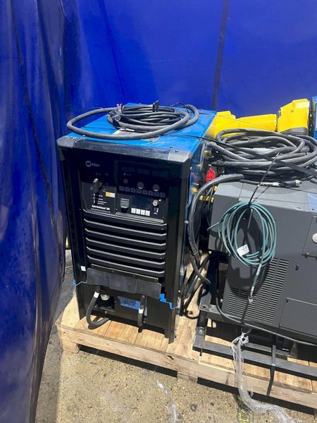 FANUC ARCMATE ROBOT 100ID/10L WITH R30IB PLUS AND MILLER AUTO CONTINUUM 500 USED