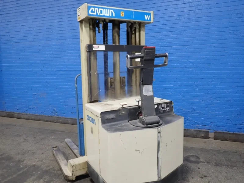 CROWN 3000 LBS ELECTRIC STRADDLE LIFT  -  30WTT-S