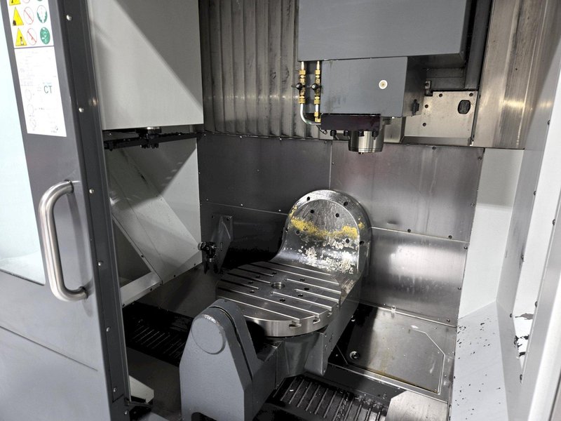 Haas UMC-750SS 5-Axis 2018 with: 5th Axis, 12k RPM Spindle, Through Spindle Coolant, 40 ATC,  Probing, Chip Conveyor, and Coolant Tank.