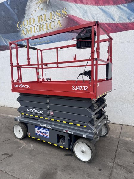 SKYJACK MODEL #4732 ELECTRIC SCISSOR MAN LIFT: STOCK #81161