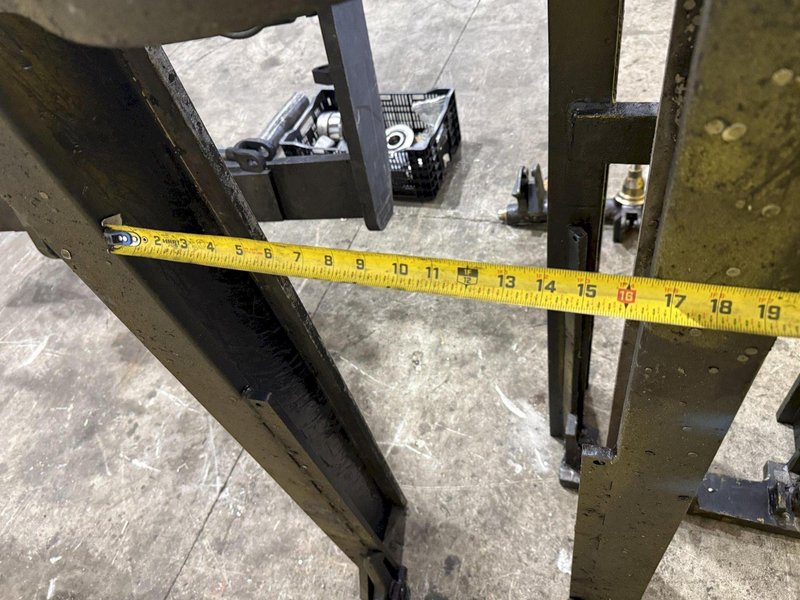 30,000 LBS SUPERIOR FAB MODEL #98-105-617 FORKLIFT MAST: YOBRO #23993