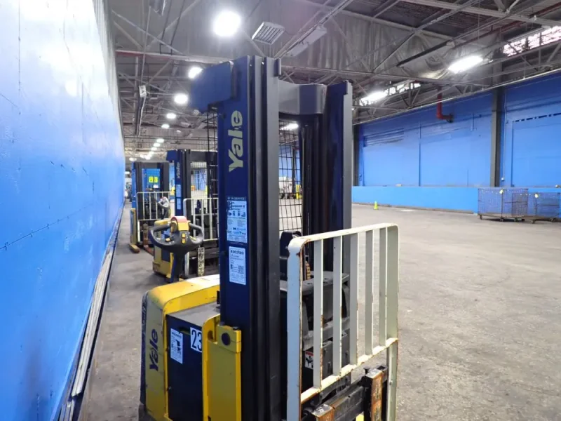 YALE 2800 LBS ELECTRIC STRADDLE LIFT  -  MRW030LEN24TE078