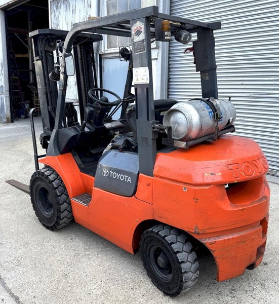 5000 Lb. Toyota Lift Truck, Pneumatic Tire, Triple Stage Mast, LP Gas, Side Shift