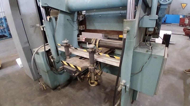 60 Ton x 6′, Accurpress, 7606, Hydraulic Press Brake, 1995 – CNC Backguage, Tooling and Cabinet Included