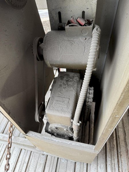 Lindberg model 61-mnp-400-g 400# gas fired motorized nose pour furnace with gas system and blower and controls