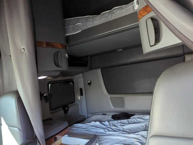 2022 International LT625 3HSDZAPR2NN443564