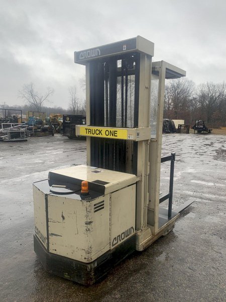 3000 LB CROWN ELECTRIC ORDER PICKER FORKLIFT: STOCK 14132