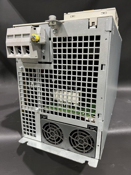 Siemens Simodrive 611 Servo Drive Unit 6SN1145-1BA02-0CA2
6SN11451BA020CA2