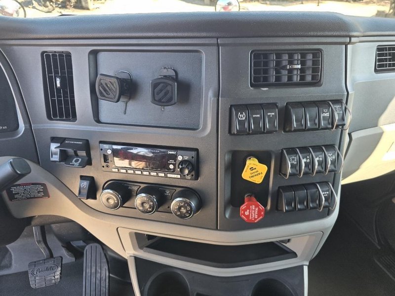 PETERBILT 567 - Trucks