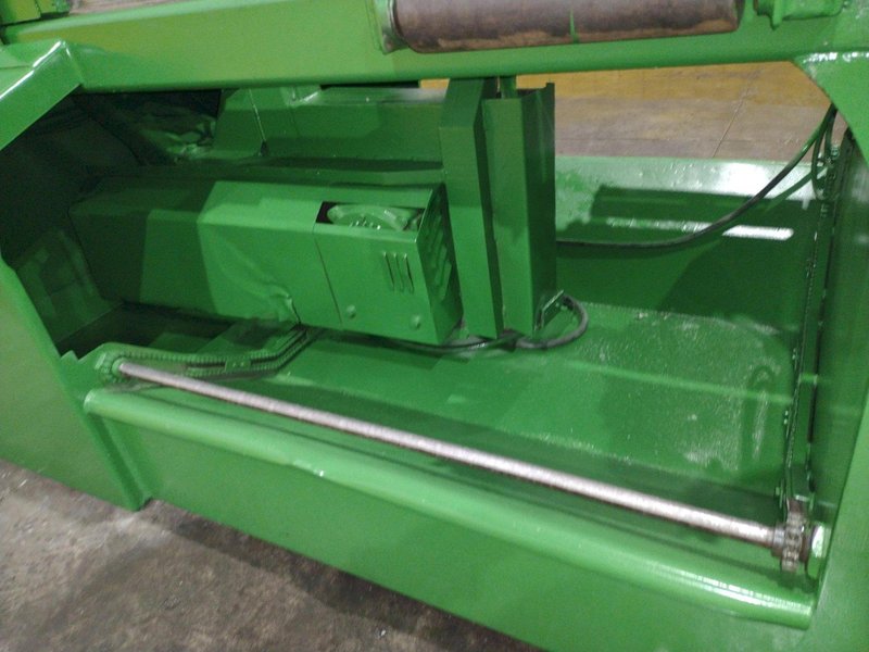 18" X 20" HYD-MECH MODEL V18 SERIES II VERTICAL BAND SAW: STOCK #24965