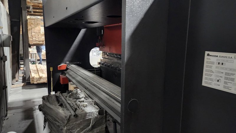 144 Ton x 14′ Amada HFE 130-4S Hydraulic Press Brake, 2001 – Light Curtains