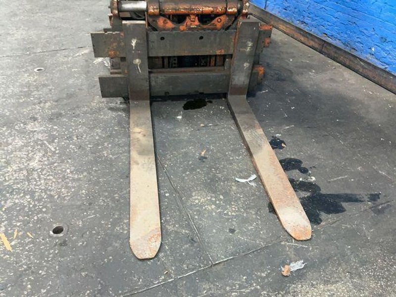 CLARK 6000 LBS PROPANE FORKLIFT  -  C500-60