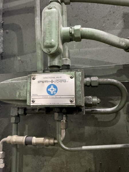 30" X 60" FOX VERTICAL HYDRAULIC BALER: YOBRO #24940