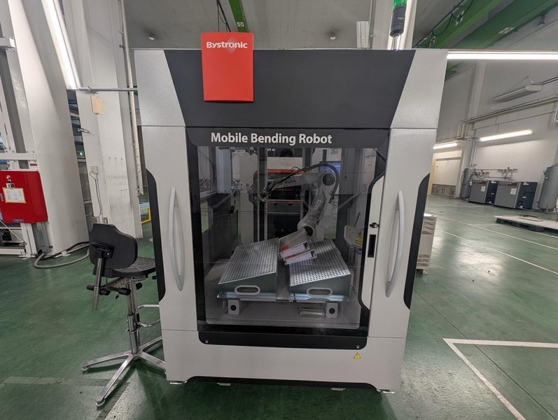 44 Ton x 3.5′ Bystronic Xpert 40/1030 CNC Hydraulic Press Brake, 2019 – w/ KUKA KR10R1100 Robot, 6 Axis Backgauge