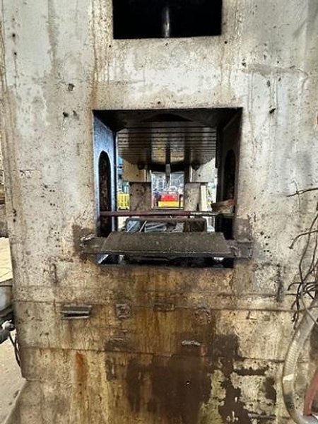 300 TON CLEARING STAMPING PRESS
