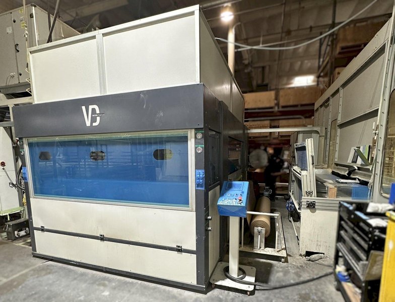 VD Finishing Systems - VD Simple Dynamic TOP CS  Yr. 2022   With Pressurized cabin, filtering system, 2 Sets of Guns with 8 Spraying Heads, Wondrous Pannel Cleaning System, Heated Humidify Control Air Unit, 17' Infeed Conveyor, Coil-Uncoil Paper System, 10' Exit Conveyer,