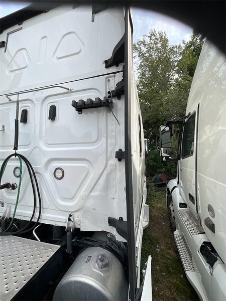 2021 Freightliner Cascadia 1FUJHHDR6MLMJ2151