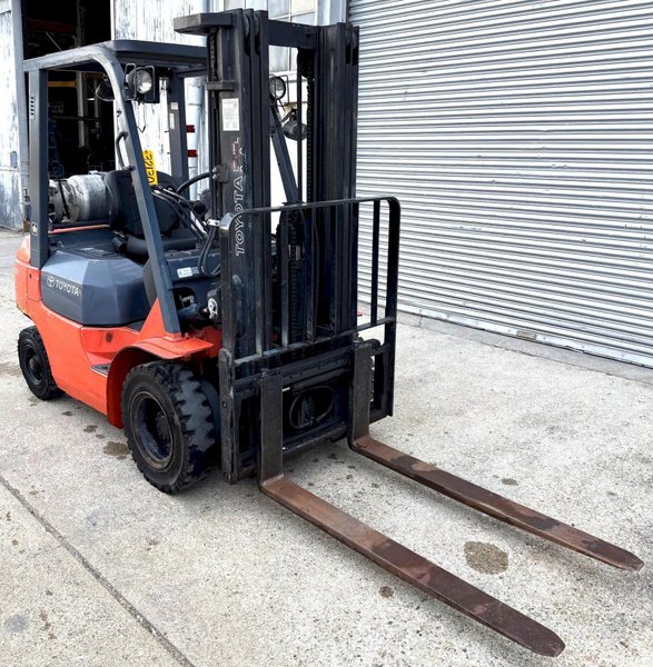 3750 Lb. Toyota Lift Truck, Pneumatic Tire, Triple Stage Mast, LP Gas, Side Shift