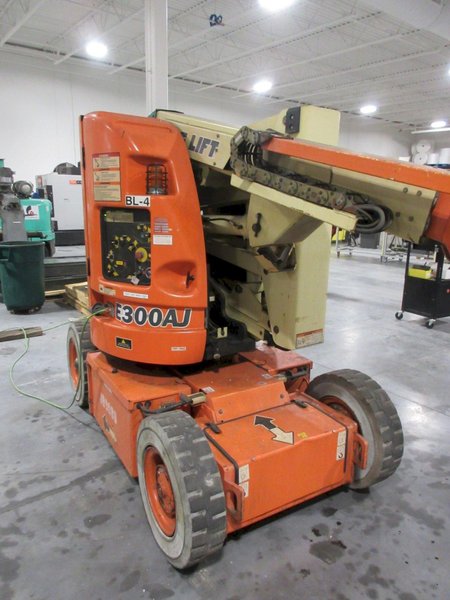 JLG E300AJ 30' Electric Articulating Boom Lift, 48V, 500 lb Capacity- Auction Item