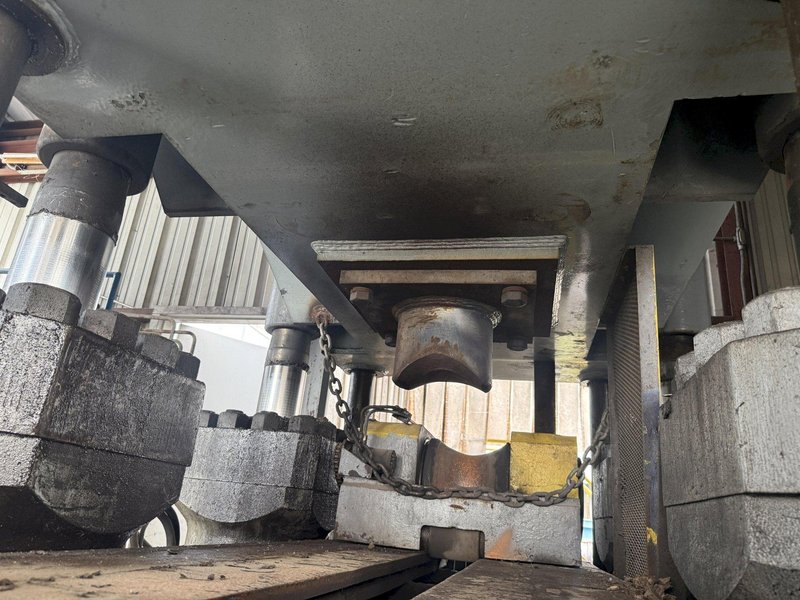 2000 TON HEAVY DUTY 4-POST HYDRAULIC PRESS, USED FOR STRAIGHTENING PIPE &amp; BAR: YOBRO #25137