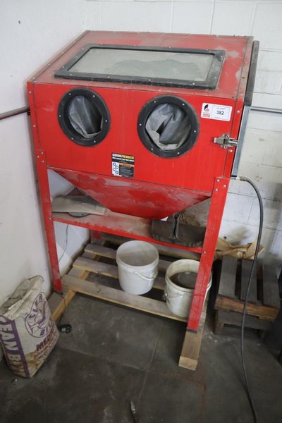 Central Pneumatic Blast Cabinet, 40 Lb Capacity, Gloves, Blast Gun, Pneumatic- Auction Item