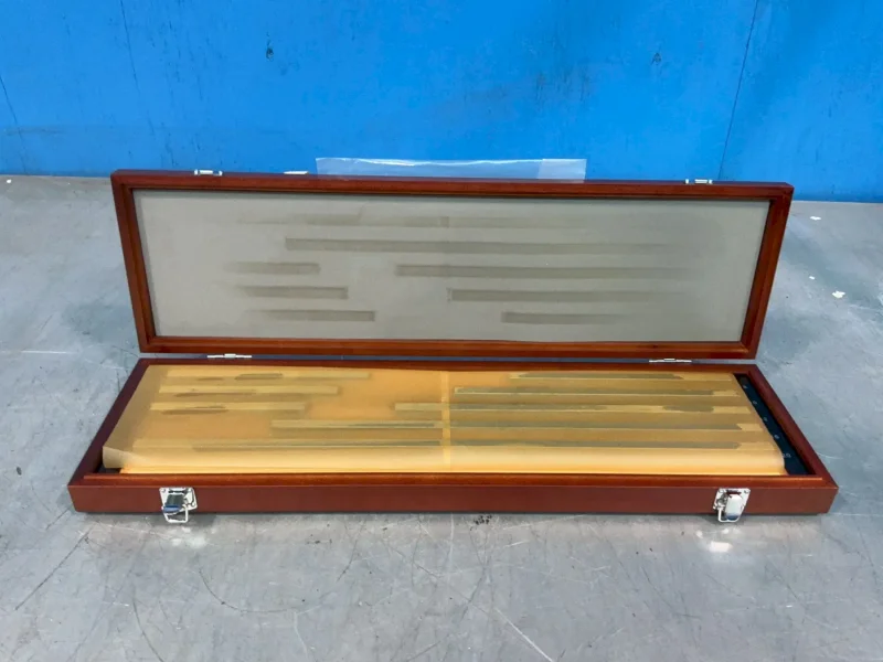 MITUTOYO GAUGE BLOCK SET   -  516-713-26